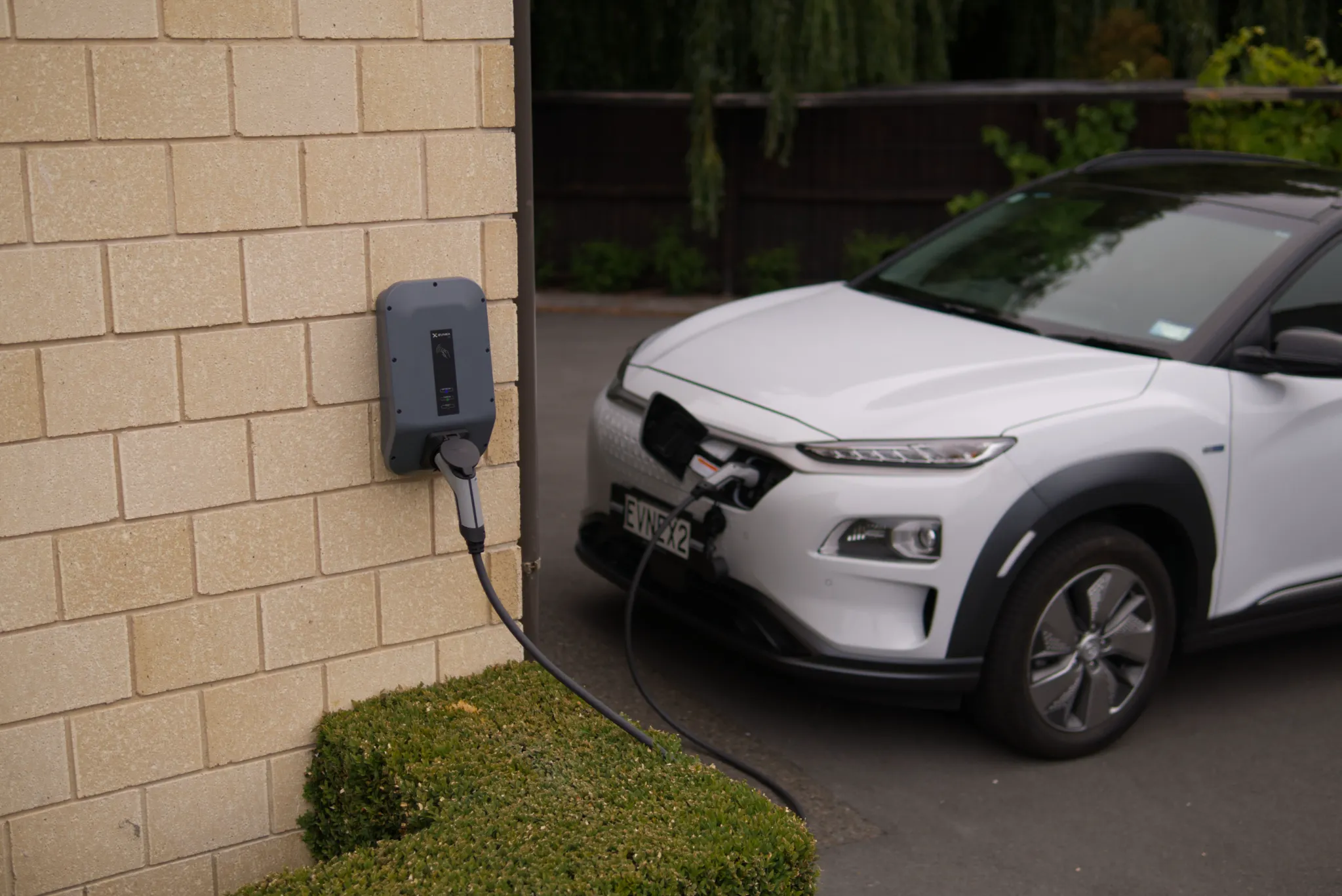 Gros plan d'un véhicule électrique branché