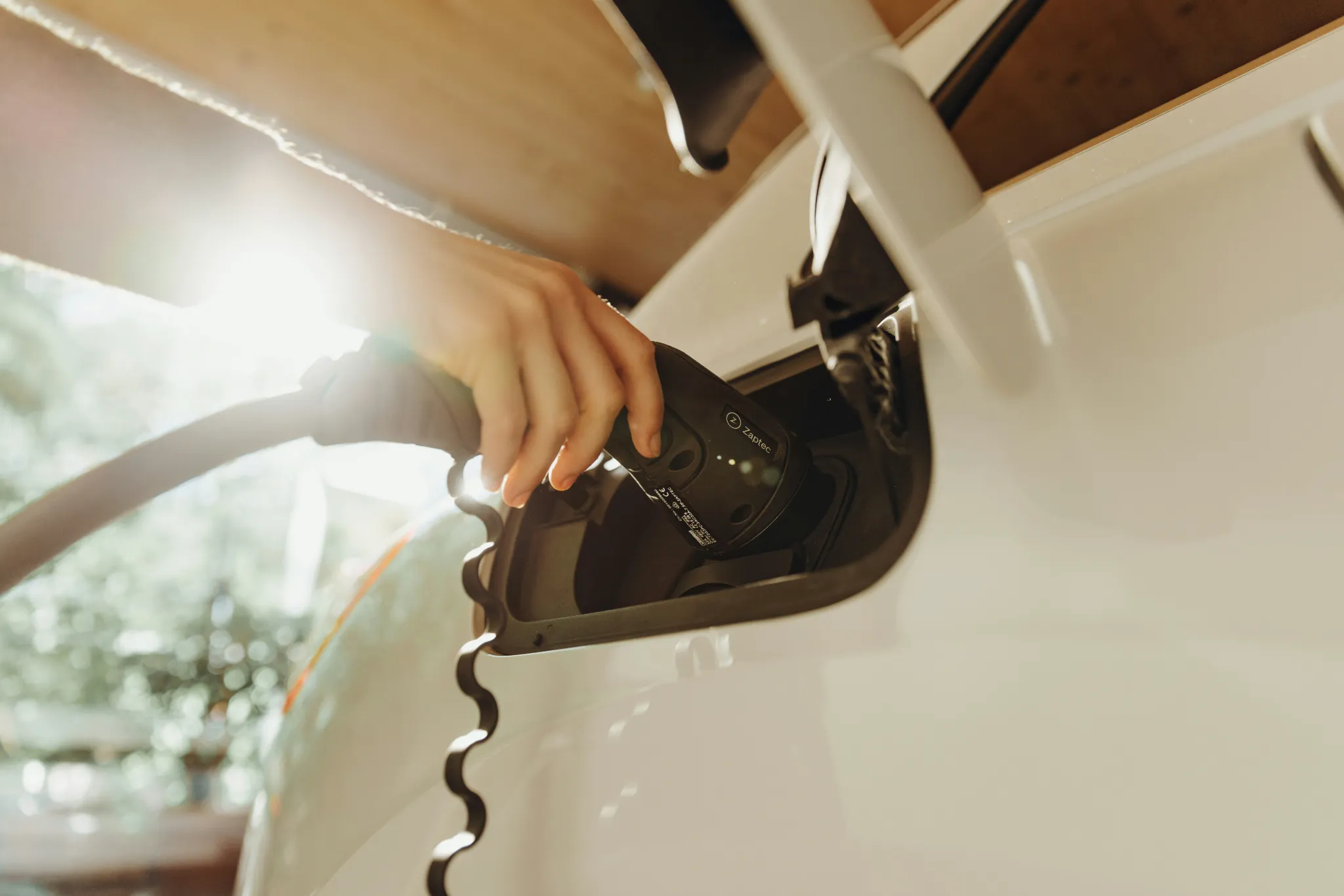 Véhicule électrique branché à une borne de recharge résidentielle